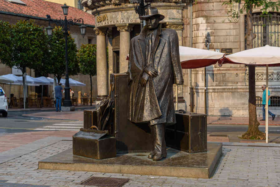 Oviedo 057 - escultura El Regreso de Williams B. Arrensberg.jpg